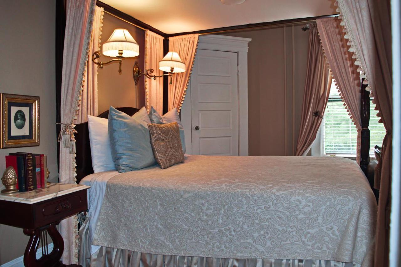 The Lion And The Rose Bed And Breakfast Asheville Exterior photo